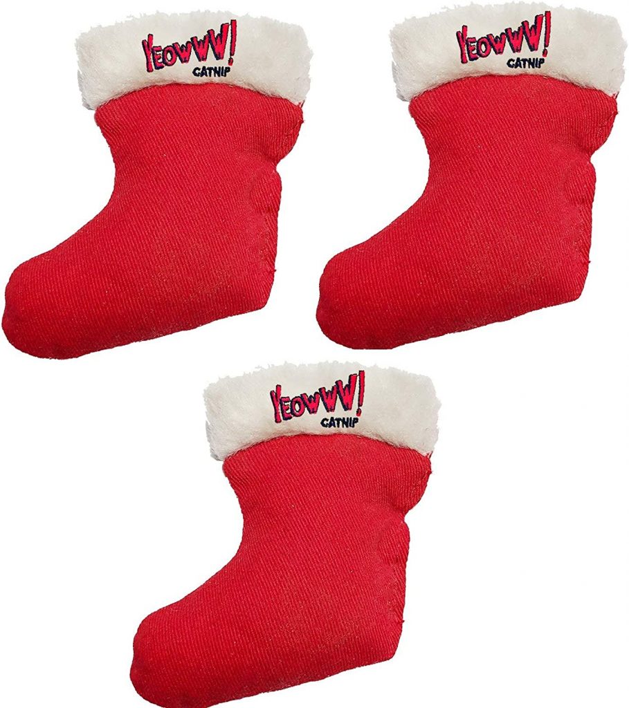 Yeowww! Duckyworld 100% Organic Flower Leaf Catnip Cat Toy consists of 3 adorable Christmas socks that can entertain your cat during the holiday or any time of the year. It is made from durable material so you won’t have to worry if your cat is a rough player. 